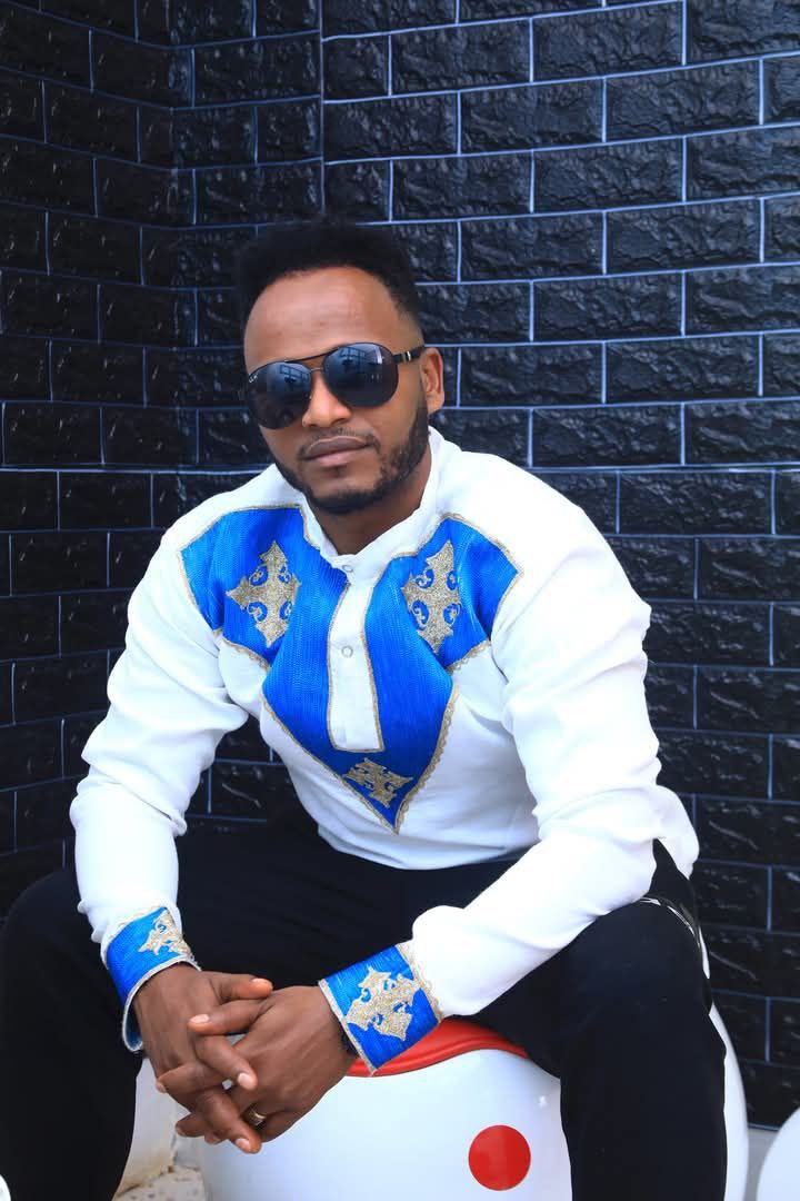 joni photo>
  </div>
</section>

<footer>
  <div class=